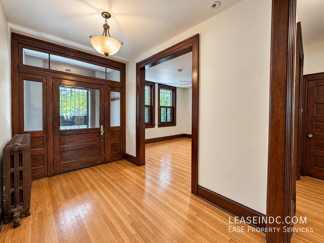Foto del edificio - 1211 Park Rd NW