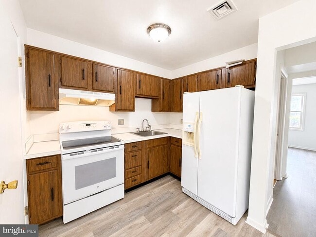 Building Photo - 302 Hills Dr