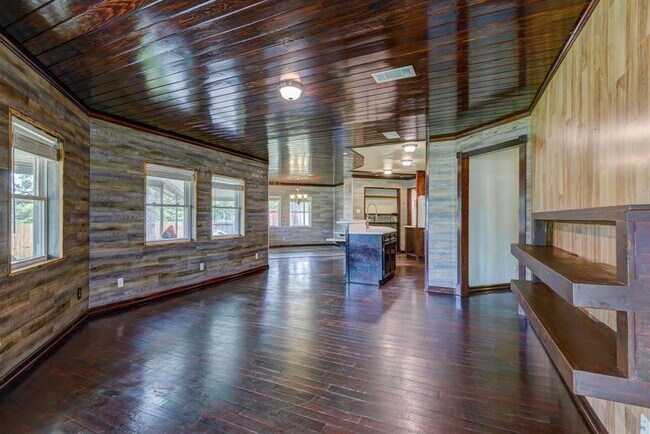 Foto del edificio - 3124 Farm to Market 646 Rd N