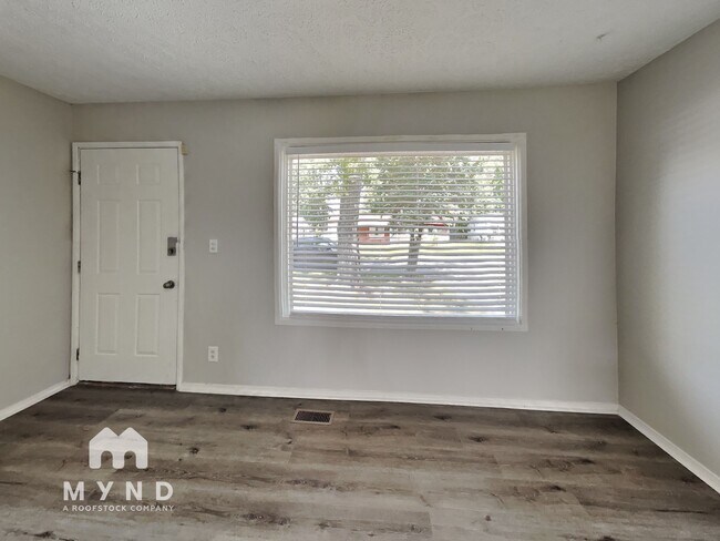Foto del edificio - 6649 Meadowlark Dr