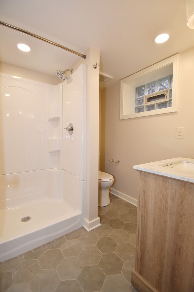 Building Photo - 1559 Orchardview Dr