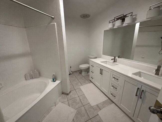 Baño principal - 2201 Saint Louis Ave