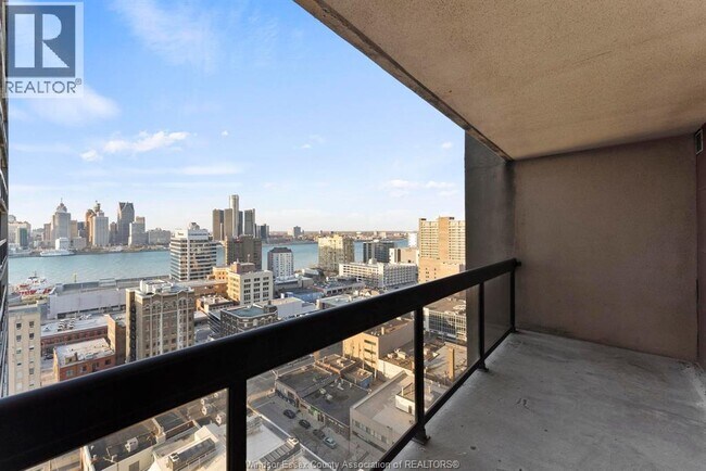 Photo du bâtiment - 150 Park St W