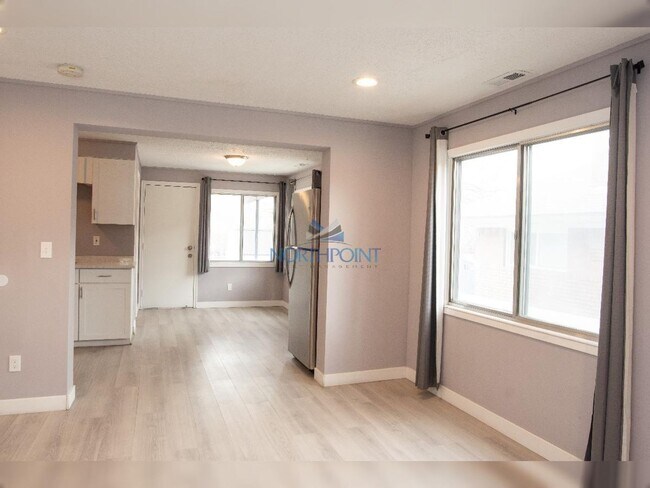 Foto del edificio - 2BR/1.5BA | Newly Renovated House Duplex | Private Backyard |  In International Peace Garden!
