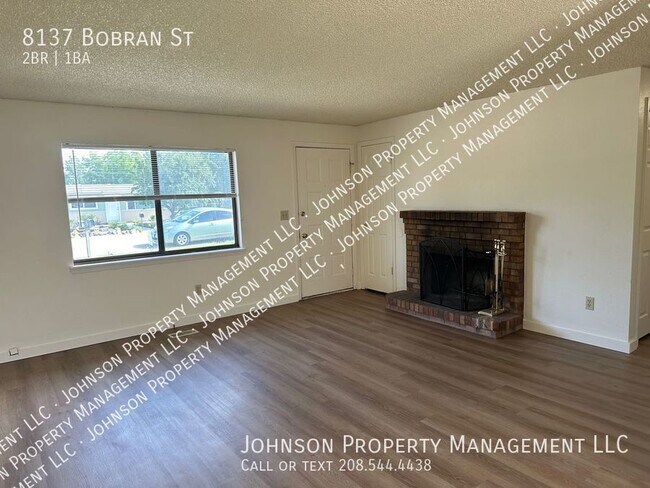 Foto del edificio - 8137 Bobran St