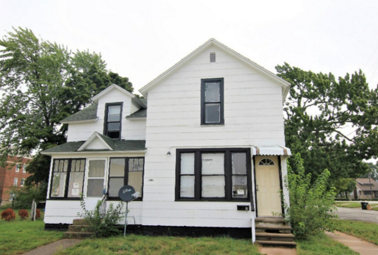 1144 First St Unit 1144 1st St 2, Muskegon, MI 49440 Room for Rent in