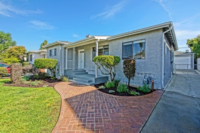 Foto del edificio - REMODELED, BRIGHT & AIRY 3BR2BA HOME W/ DETACHED GARAGE, CHARMING FRONT PORCH/YARD & HUGE REAR YA...