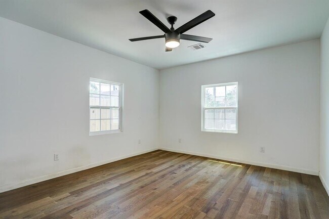 Building Photo - 5710 Newport St