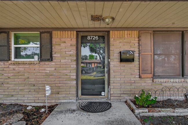 Foto del edificio - 8726 Glenloch Dr