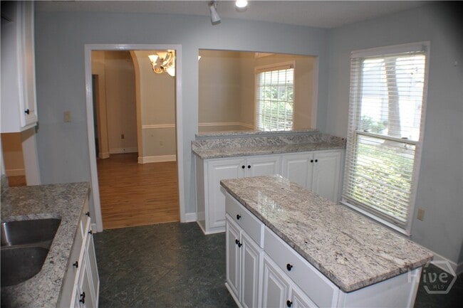 Building Photo - 6 Ardsley Ct