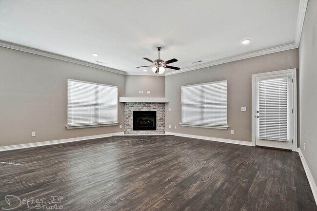 Foto del edificio - BEAUTIFUL BENTONVILLE HOME - LARGE FENCED IN YARD - BONUS ROOM UPSTAIRS