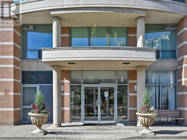 Photo du bâtiment - 745-745 New Westminster Dr