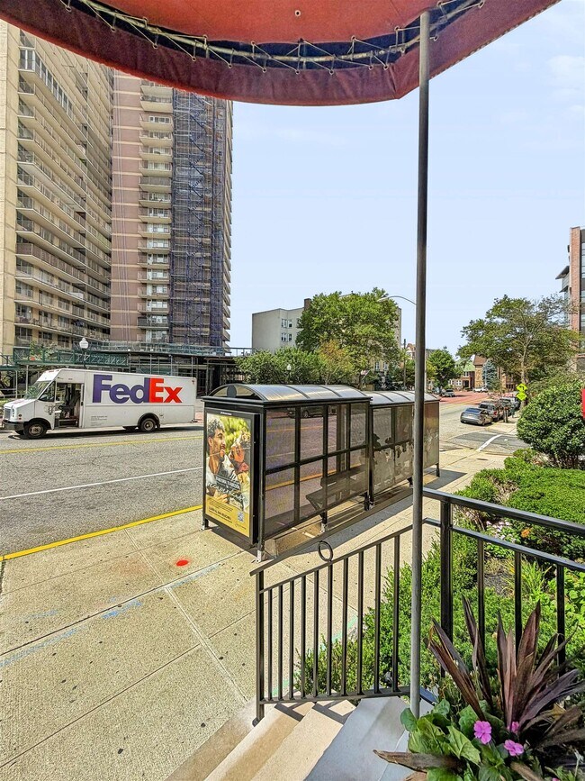 Foto del edificio - 6045 JFK Blvd E