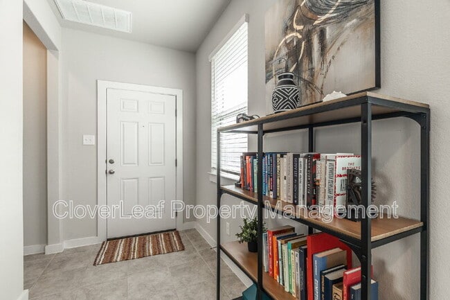 Building Photo - 412 Hortus Dr