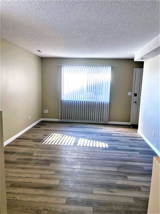 Building Photo - $1200 | 2BR/1BA | Cute Dog Friendly Townho...