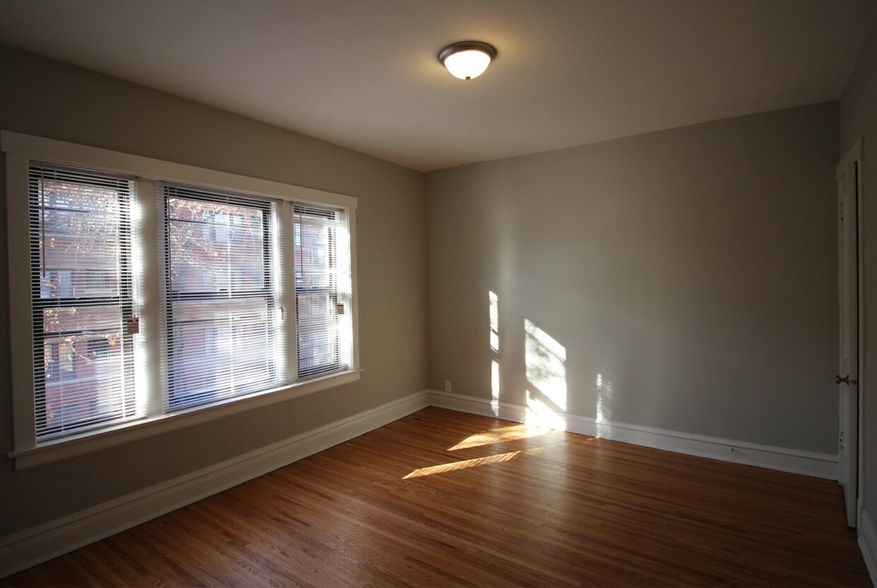 Sunny Studio Space - 4401 N La Crosse Ave