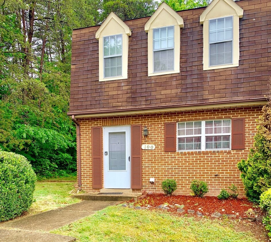 Primary Photo - Gorgeous End Unit Townhouse Fredericksburg