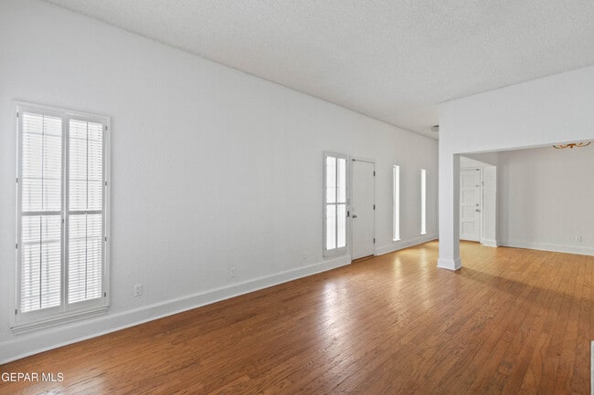 Building Photo - 316 Thunderbird Dr
