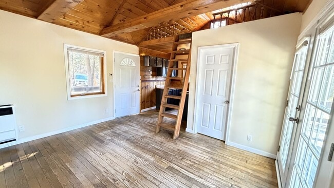 Building Photo - Loft Cabin in Pine Cove