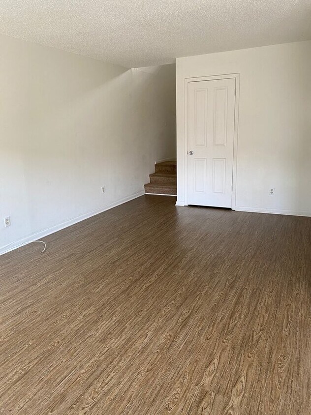 Foto principal - Location! ready to move in town home