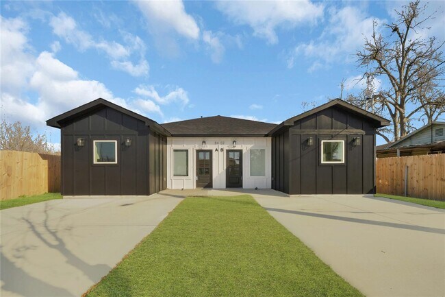 Foto del edificio - 8402 Double