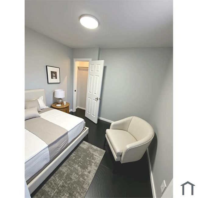 Foto del edificio - 3860 E 72nd St