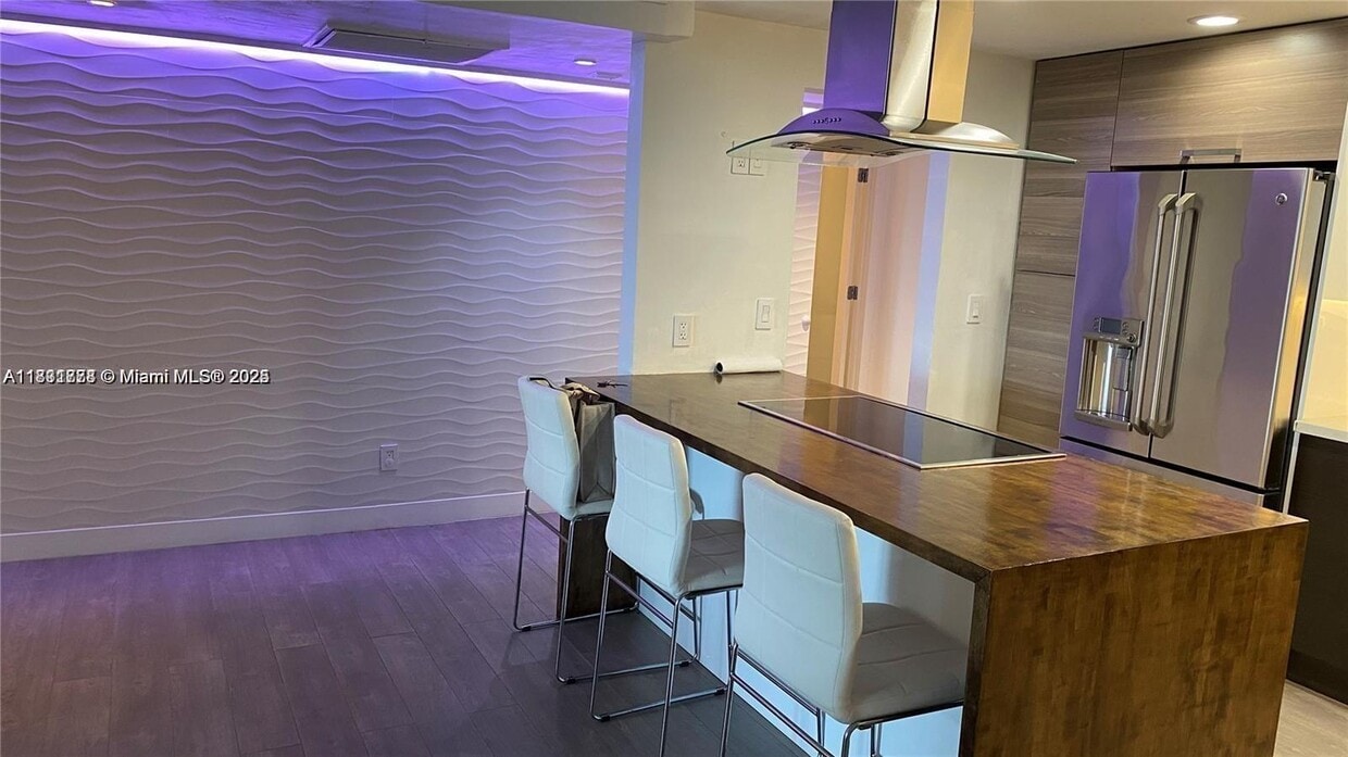 Foto principal - 19390 Collins Ave