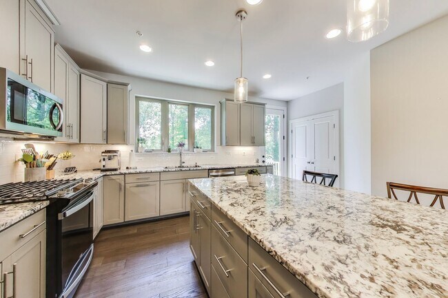 Foto del edificio - Stunning Contemporary Townhome - 4 Bedroom...