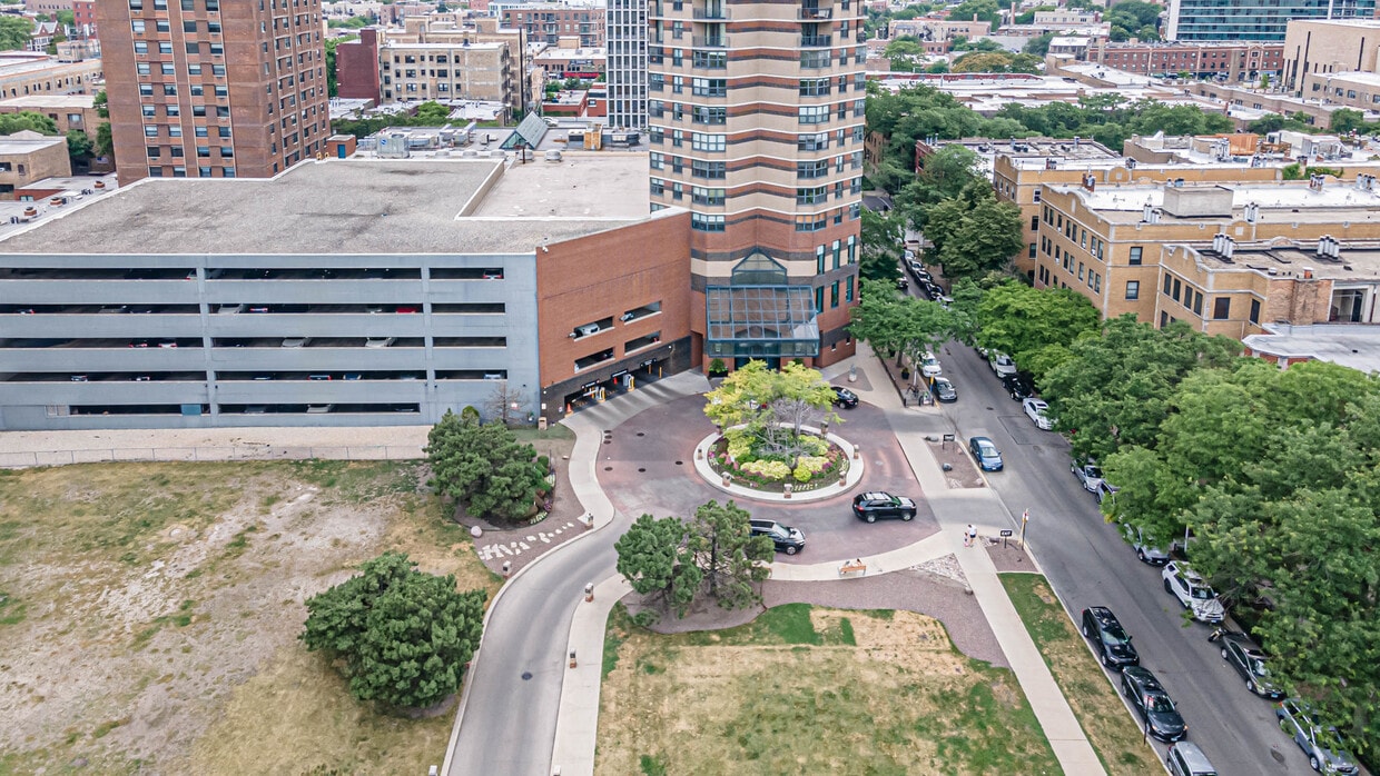 Primary Photo - 3660 N Lake Shore Dr