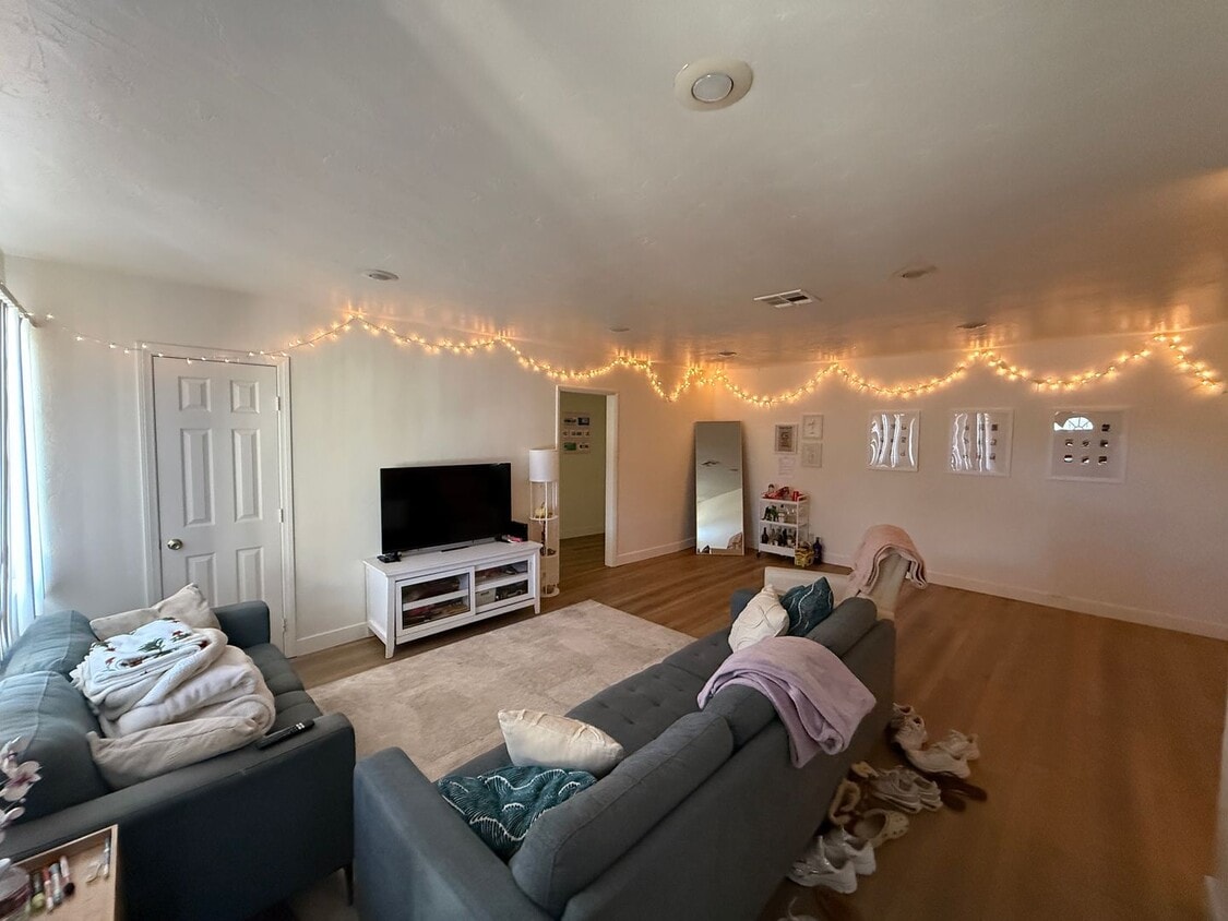 Foto principal - 5BD 3 BA with a Great Yard!