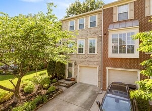 1249 Quaker Hill Dr