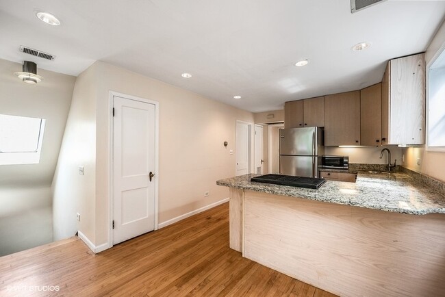 Building Photo - 1128 W Oakdale Ave