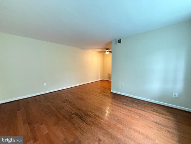 Building Photo - 806 S Arlington Mill Dr