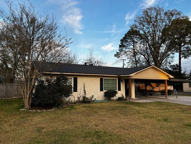 Building Photo - 2 Bedroom, 1 bathroom, Brick home , Stainless appliances, with Large Yard and Covered Parking.