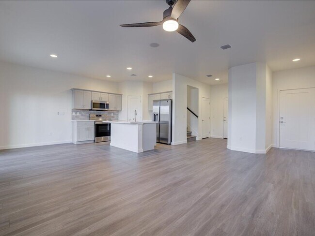 Building Photo - 3 Bedroom, 2.5 Bath
