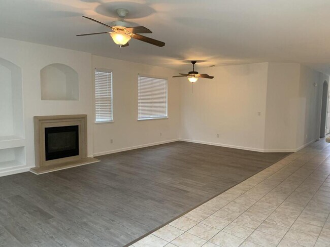 Foto del edificio - 353 Ellison Pl