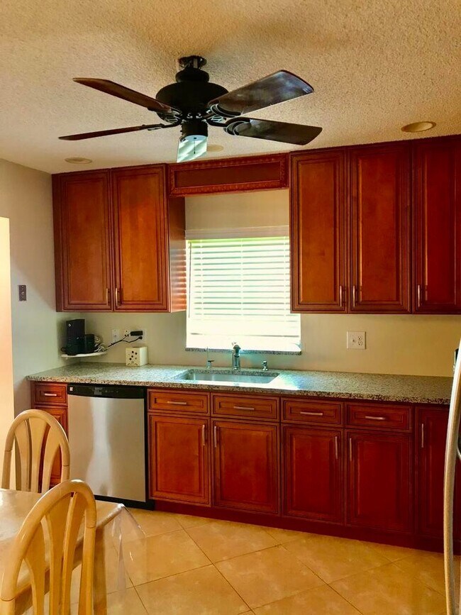 Foto del edificio - 6333 Stanley Ln