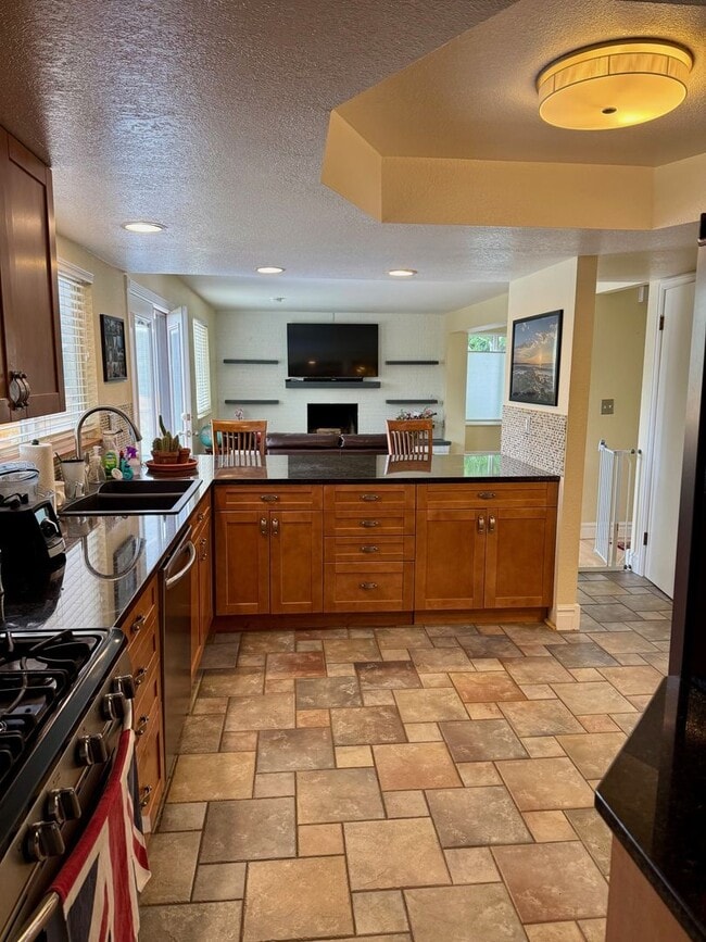 Foto del edificio - Spacious 4-Bedroom House Near Open Space i...