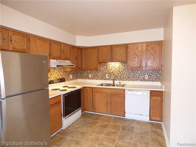 Building Photo - 910 N Adams Rd