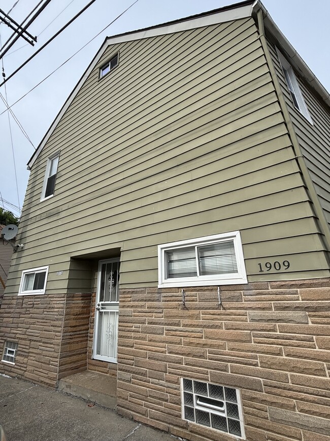 Building Photo - 1909 Coltman Rd