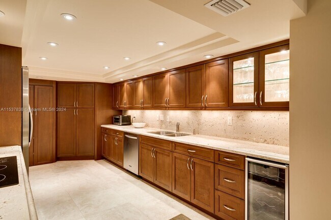 Building Photo - 1121 Crandon Blvd