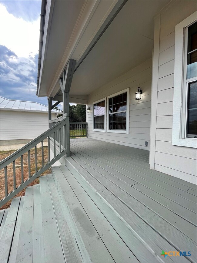 Building Photo - 542 Lonesome