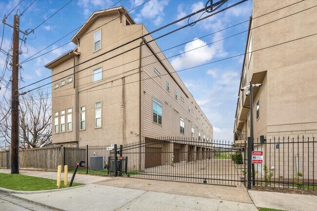 Foto del edificio - 115 E 2nd St