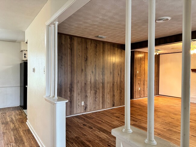 Building Photo - 2321 McKenzie Dr