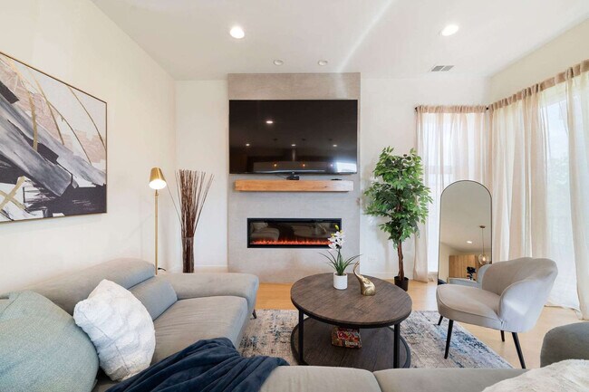 Foto del edificio - 2110 W Washington Blvd