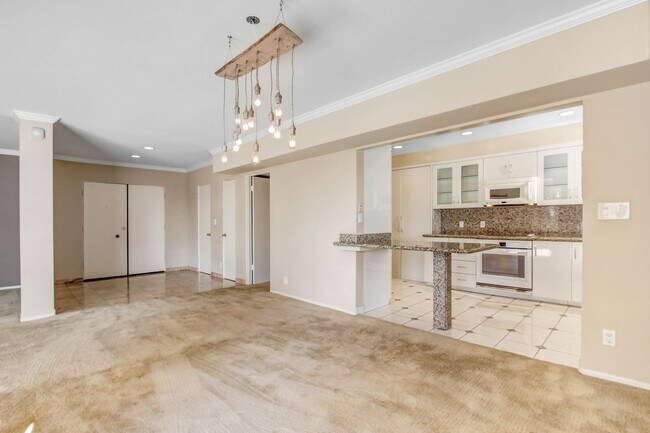 Foto del edificio - Spacious & Bright 3BR Condo with Bonus Room, Secured Parking & Hollywood History!