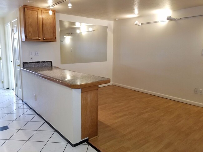 Building Photo - Cat-friendly 1 BD w/ BIG PATIO on the FIRS...