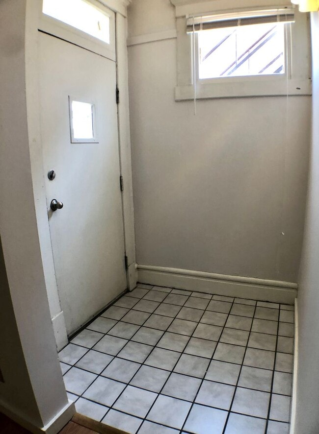 Building Photo - 1 Bed / 1 Bath on 10th Ave close to Wexner Medical Center