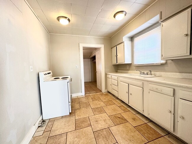 Building Photo - Pre-Leasing 2 bed 1 bath close to Texas Tech!