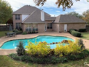 Building Photo - 1005 S Hollow Dr